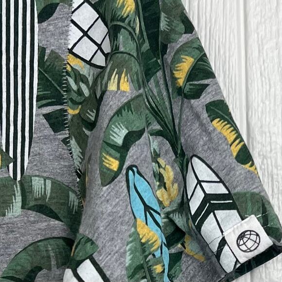 Free Planet T-shirt men’s Large surfboard tropical design Armpit to armpit: 21“ - Picture 3 of 7